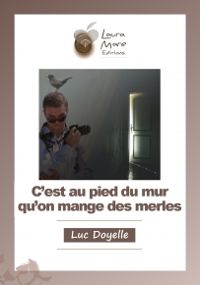 Couverture du livre C'est au pied du mur qu'on mange des merles - Luc Doyelle