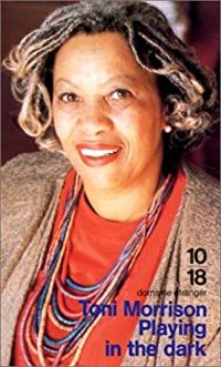 Couverture du livre Playing in the dark  - Toni Morrison