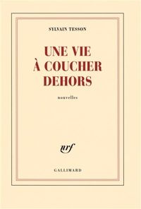 Couverture du livre Une vie à coucher dehors - Sylvain Tesson