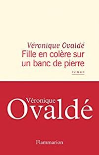 Veronique Ovalde - Fille en colère sur un banc de pierre